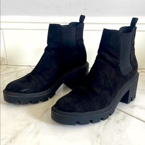 RedTop women’s size 9 black suede lug sole pull on Chelsea boot good condition